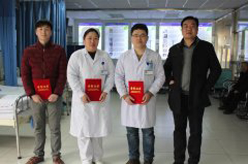 强化服务树典型，赶当、争做“服务之星”