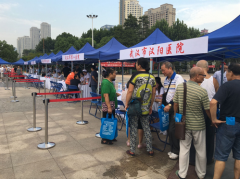 武汉市汉阳医院专家在汉口江滩开展义诊活动