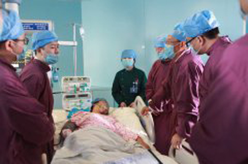 许百男教授携中国人民解放军总医院专家一行来汉阳医院查房指导