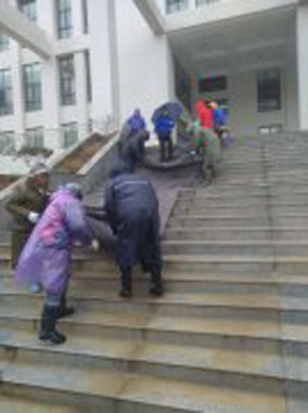 后勤员工迎战雨雪保服务