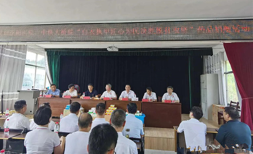 武汉市汉阳医院组织党员专家扶贫 送医送药到村前家门