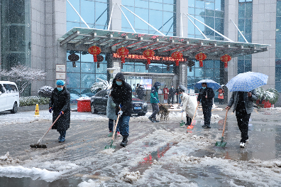 多家医院清除道路积雪保护方便患者