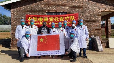 艾红艳带领援莱索托医疗队赴聋人学校义诊