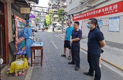 和润联党政领导亲临核酸一线慰问医务人员